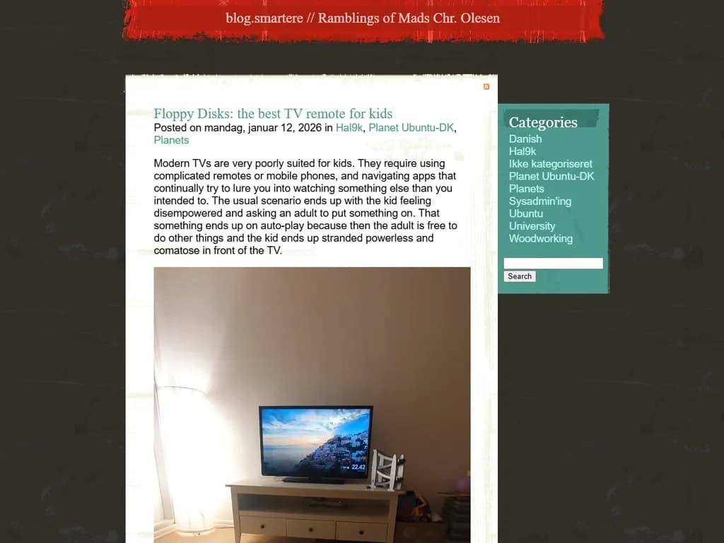 **タイトル：** フロッピーディスクが子どもにとって最高のテレビリモコンになる  

子どもたちは古いテクノロジーを創造的に活用することが多く、フロッピーディスクはその中でも最も予想外な例です。子どもの手とテレビリモコンの間に置くことで、3½インチのディスクは触覚的でインタラクティブな操作装置へと変貌します。音量調節やチャンネル選択、基本的なプログラミング論理を学びながら、小さな子どもたちはリラックスして遊べます。簡易センサーや磁石をディスクに取り付けるだけで、親は直感的な「リモコン」を作り出し、ゲームのように感じさせることができます。この楽しいアプローチは、時代遅れだったメディアを再活性化すると同時に、子どもたちの好奇心と問題解決力を育み、好きな番組を見る楽しさと同等の学びを提供します。