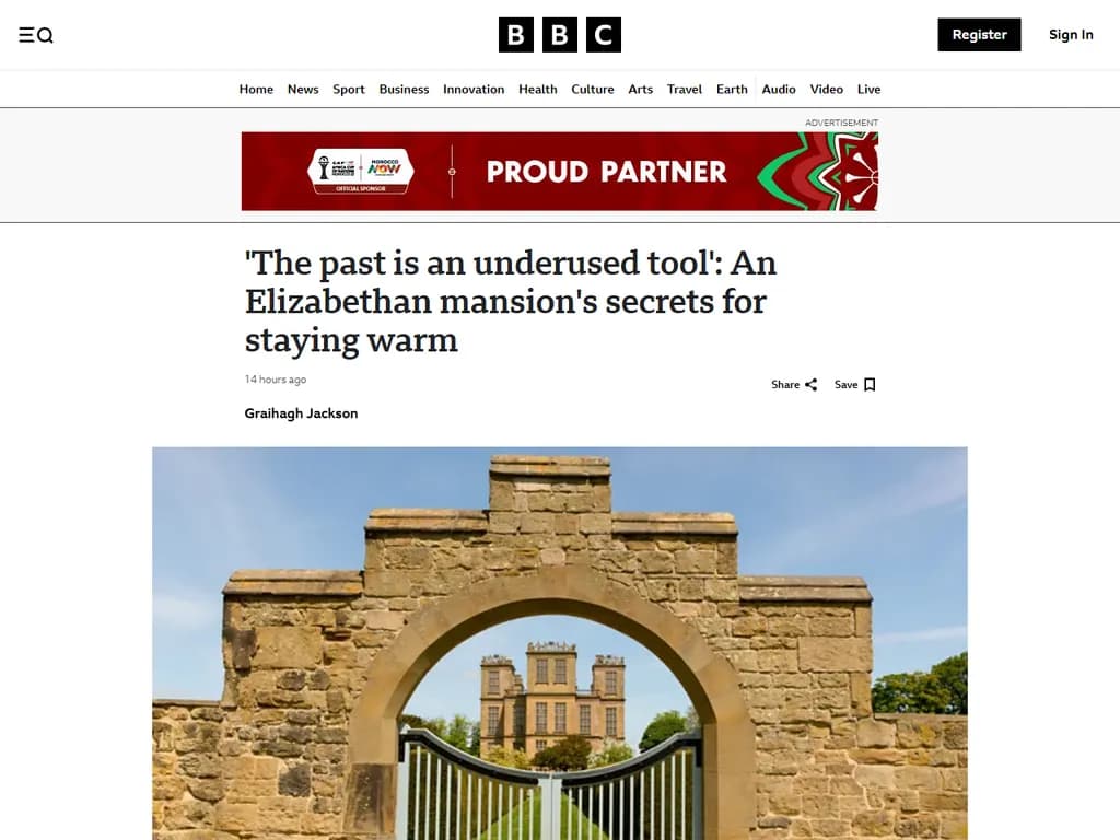 **エリザベス朝時代の邸宅が暖を保つ秘策**

1. **厚い断熱壁**  
   • 石やレンガに石灰モルタルを使用すると、質量が熱を保持します。

2. **大きな二重窓**  
   • 二枚のガラスは風を減らし、室内の暖かさを保ちます。

3. **中心部の炉**  
   • 各主要空間に設置された大きな石炉が、均等に熱を放射します。

4. **厚手のカーテンとフロアラグ**  
   • 厚いカーテンは冷たい風を遮断し、編み物のラグは床面の断熱を追加します。

5. **高天井とクラウンモールディング**  
   • 暖かい空気が急速に上昇するのを抑え、一定温度を維持します。

6. **換気ルフト**  
   • 上層部の小さな換気口で汚れた空気を逃しつつ、熱は残ります。

7. **家具配置の工夫**  
   • 椅子やテーブルを窓から離して置くことで、冷たい風が入るのを防ぎます。

8. **屋根レベルの煙突とフューズ**  
   • 煙を上方へ直接排出し、屋根からの熱損失を防ぎます。

9. **石造りの炉囲い**  
   • 放射熱を居住空間に反射させる役割があります。

10. **季節ごとの窓装飾**  
    • 冬はシャッターで閉め、温暖な時期には全面開放して自然光と暖かさを最大限に活用します。