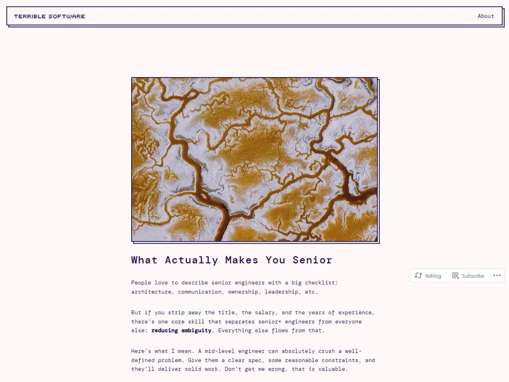 私は「シニア」と評価される理由は、経験を通じて深さと広がりの両方を兼ね備えているからです。
| 何を意味するか | なぜ重要なのか |
|-----------------|----------------|
| **高度な技術知識** | 複雑な問題を解決し、クリーンなコードを書き、ベストプラクティスについて他者に指導できます。 |
| **戦略的思考** | 個々のタスクがどのように大きなビジネスゴールにつながるかを理解し、プロダクト方向性の設定にも貢献します。 |
| **リーダーシップ能力** | チームを率い、対立を管理し、継続的改善の文化を育む経験があります。 |
| **メンターリング** | 定期的にジュニア開発者をコーチングし、彼らが速く成長し、モチベーションを維持できるようサポートしています。 |
| **適応力** | 新興技術の動向を常に把握し、必要に応じてプロジェクトの方向転換も行えます。 |
これらの特性が揃うことで、私は重要なイニシアチブを主導し、チームを成功へと導き、組織に長期的な価値を提供することができます。